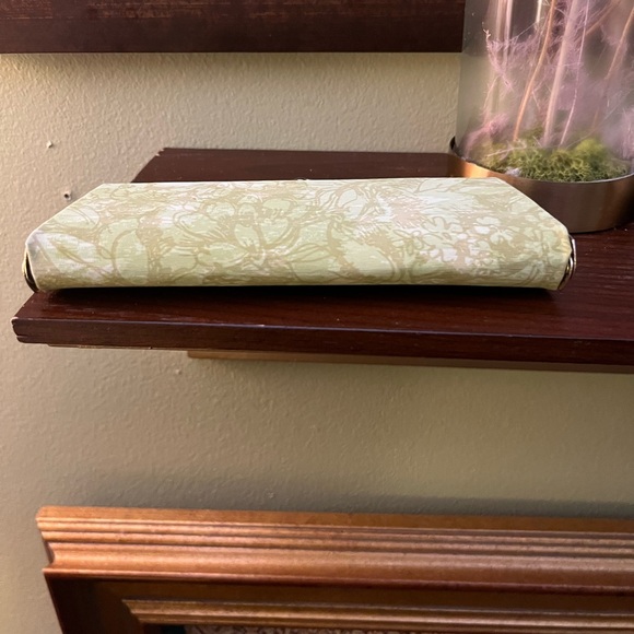 Vintage eyeglass case, pale green floral - Picture 3 of 10